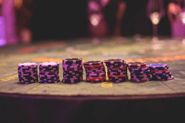 duit8 live blackjack dealer dealing cards in HD studio